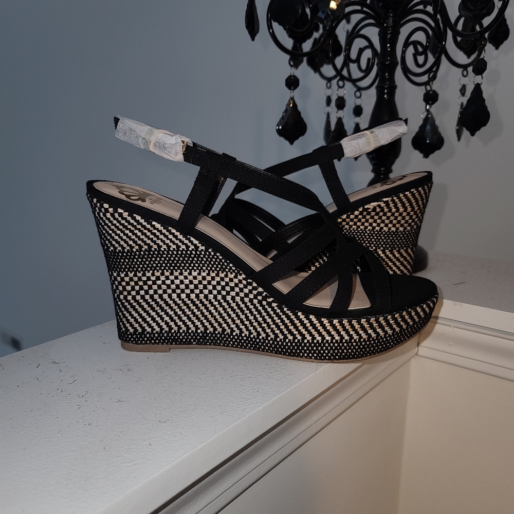 Beautiful New Blk/Nude Wedge Sandals
